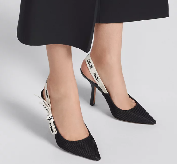 New high-heeled shoe