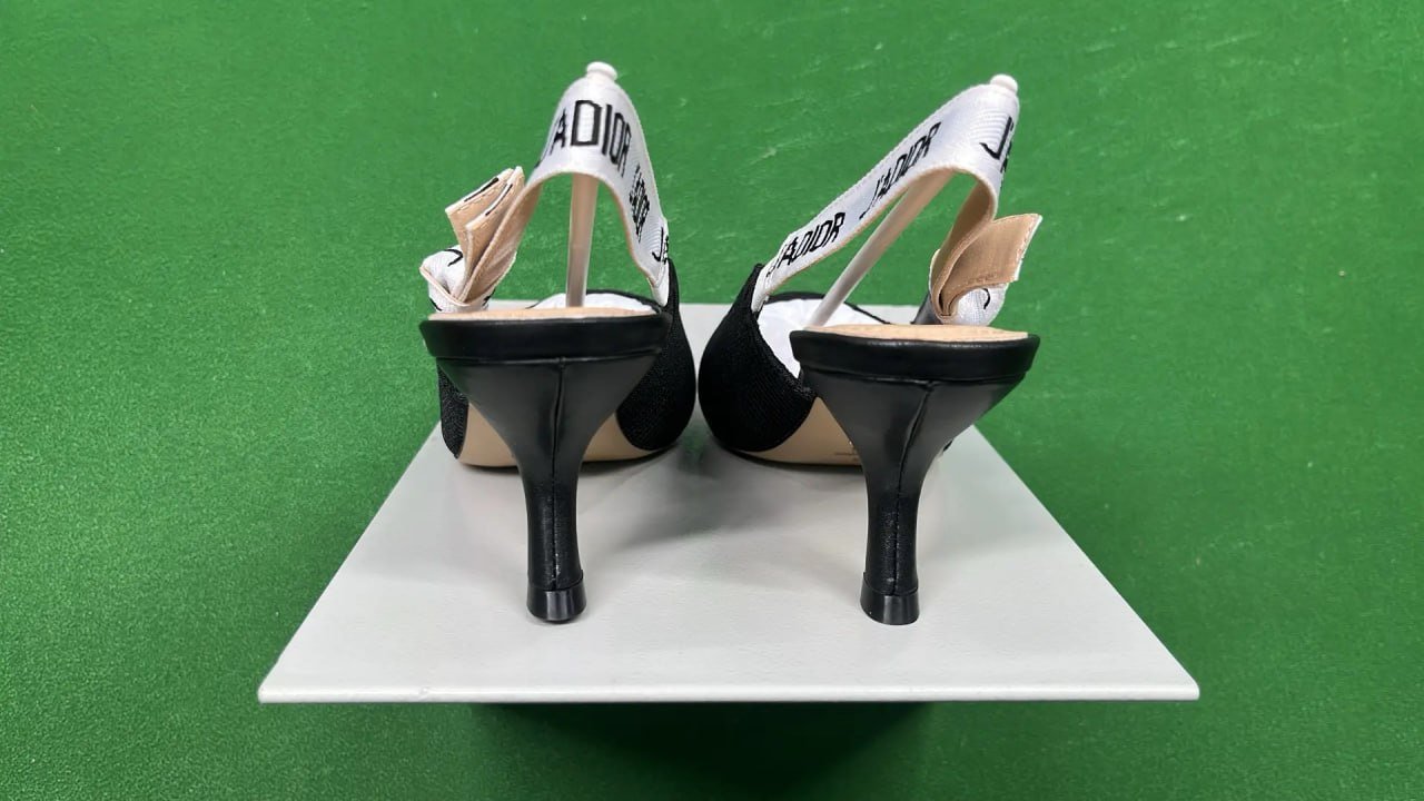 New high-heeled shoes non-quality problems do not return do not change CY