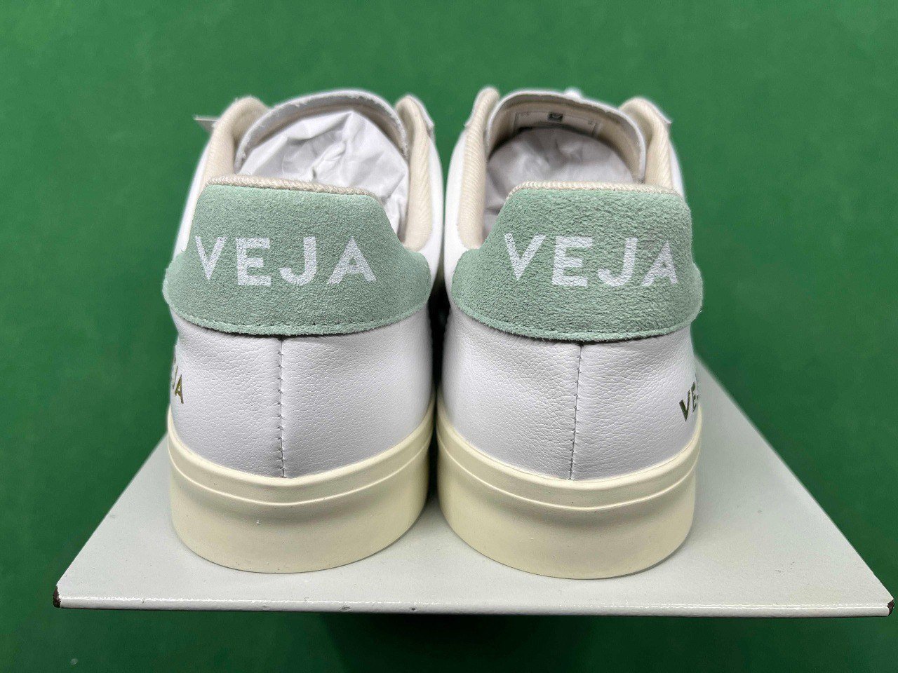 V-shaped leather white shoes M0036